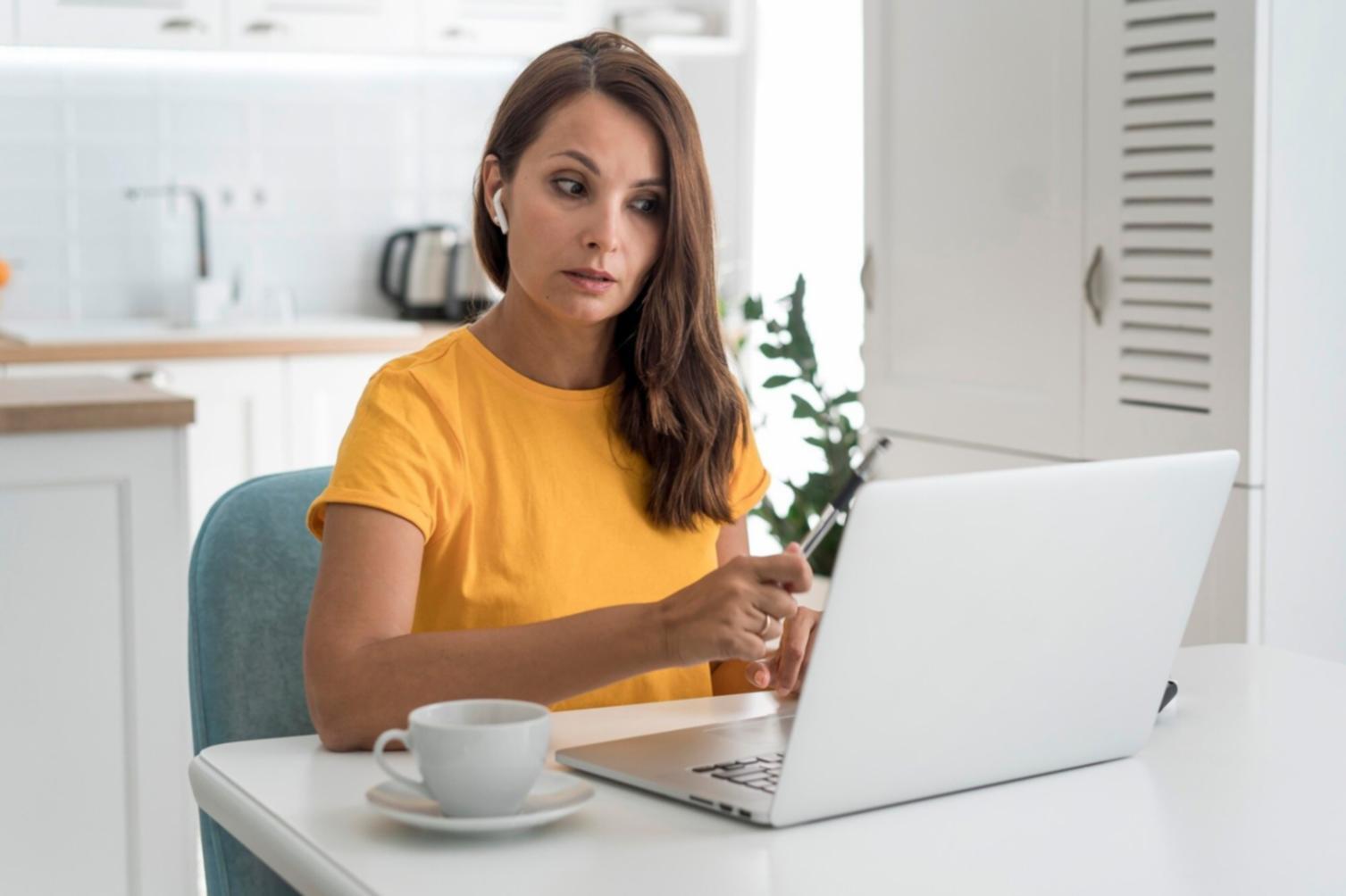 Detaillierte Finanzgrafiken und Diagramme auf einem Monitor