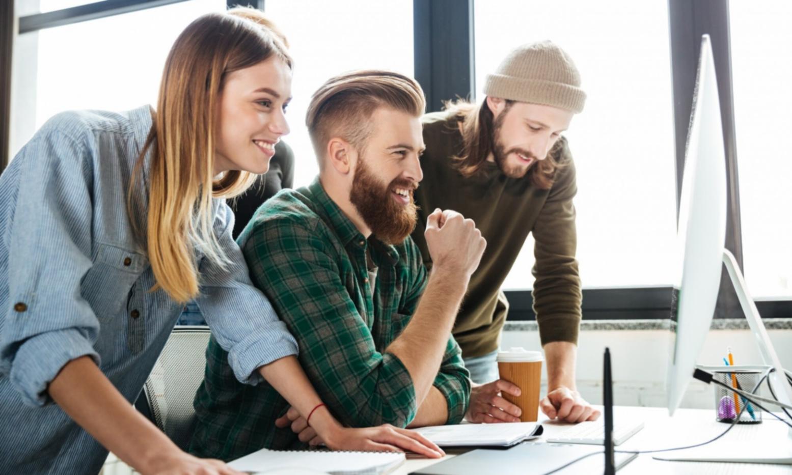 Finanzanalyse und Beratungsgespräch im Büro von leonevata